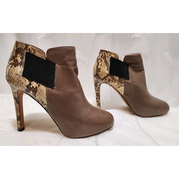 VINCE CAMUTO 6.5M BROWN BOOTIES TAUPE VO ARIANAH SNAKE SKIN NEUTRAL STILETTOTAN - Picture 1 of 16